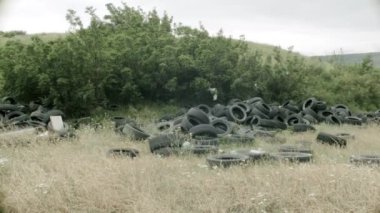 Doğadaki lastikler, çöplükler, insanların sorumsuzluğu, çevre felaketi