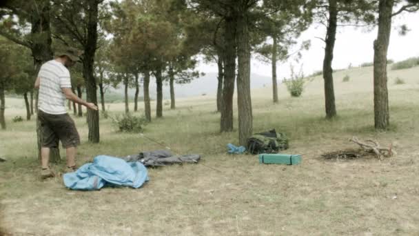 Timelapse como turista veio à natureza e estabelece sua tenda e traz lenha — Vídeo de Stock