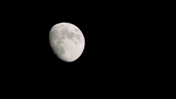 Der Mond rollt durch den Nachthimmel und schießt auf bmpcc. Zeitraffer — Stockvideo