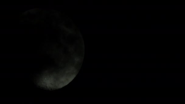Luna se rostogolește pe cerul nopții, trăgând la bmpcc. scurgere de timp — Videoclip de stoc