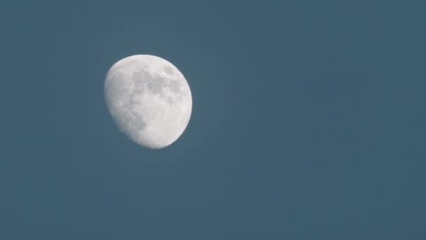 Księżyc przemieszcza się przez horyzont, strzelając z bmpcc. upływ czasu — Wideo stockowe