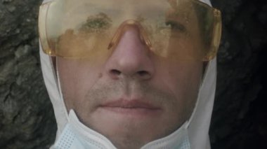 Doktor koronavirüs için maske takıyor.