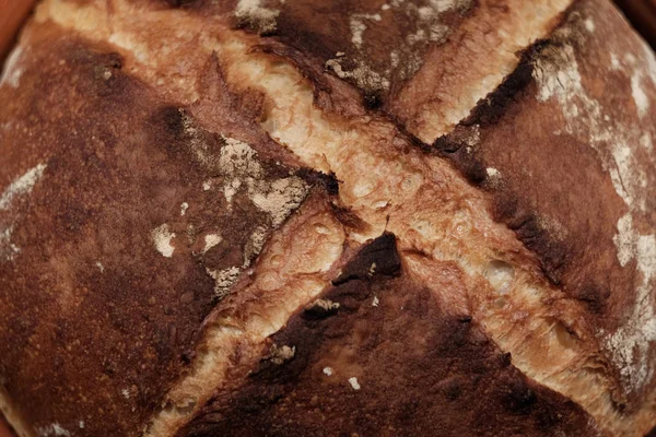 Pan casero recién salido del horno, hecho de harina de trigo blanco y masa madre — Foto de Stock