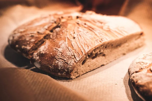 Σπιτικό ψωμί φρέσκο από το φούρνο, φτιαγμένο από αλεύρι από λευκό σιτάρι και μητέρα ζύμη — Φωτογραφία Αρχείου