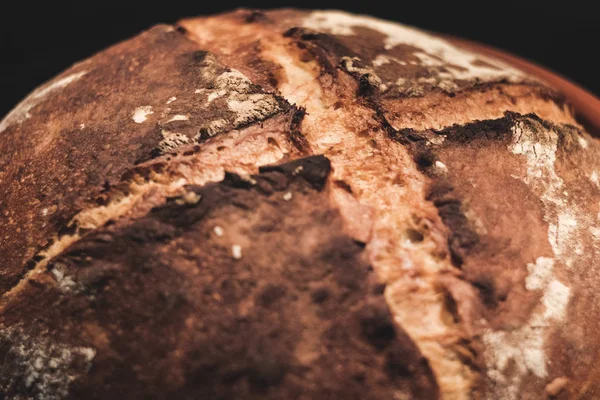 Pan casero recién salido del horno, hecho de harina de trigo blanco y masa madre — Foto de Stock