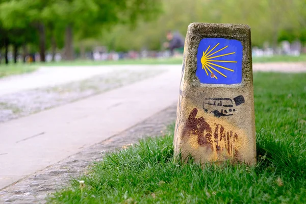 Way of St James signal marks the path for people to make the holy pilgrimage — Stock Photo, Image