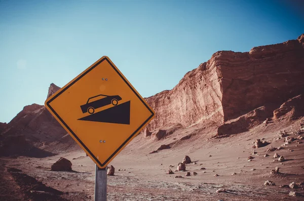 Atacama, Şili'de büyük eğimli araba sinyalini takip eden çöl armaları