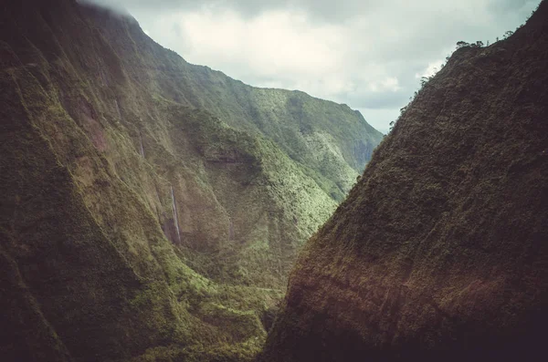 Vista aérea e aproximação do vulcão Waialeale em Kauai, EUA — Fotografia de Stock