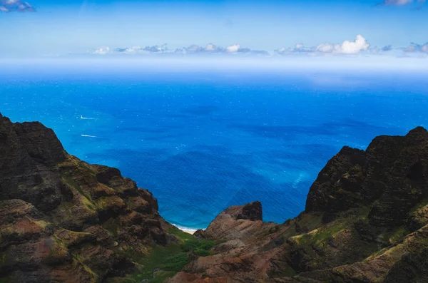 Vista aérea da costa Napali abrupta e verde em Kauai, EUA — Fotografia de Stock