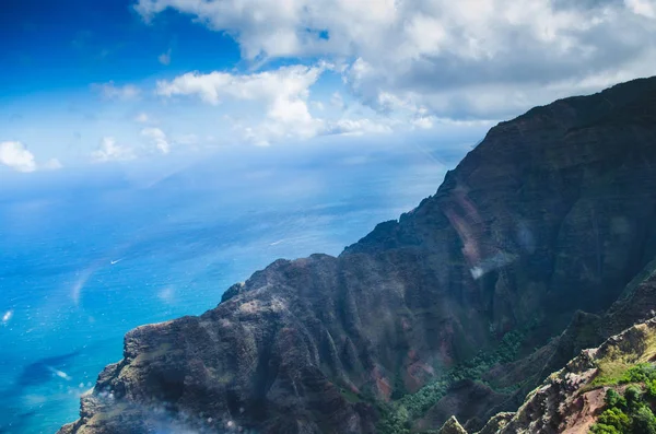 Vista aérea da costa Napali abrupta e verde em Kauai, EUA — Fotografia de Stock