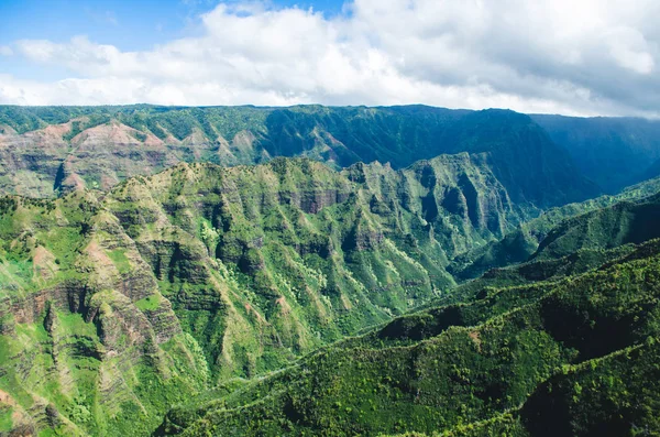 Voto aéreo das cadeias montanhosas abruptas típicas em Kauai, EUA — Fotografia de Stock