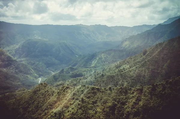 Kauai Napali Coast yakınlarındaki tipik zirvelerin havadan görünümü, Abd