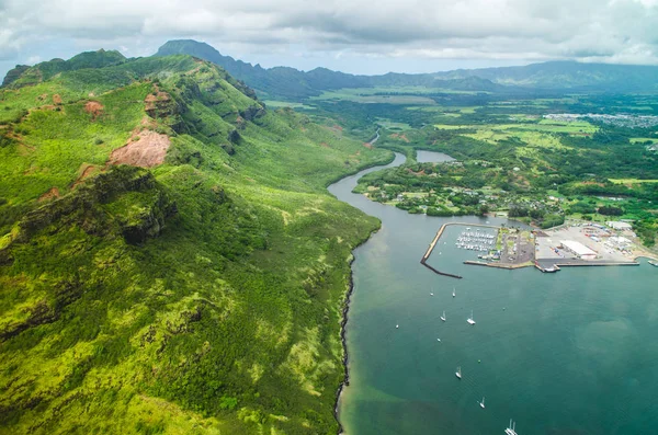 Pequenos barcos perto de uma das mais altas cadeias de montanhas em Kauai, EUA — Fotografia de Stock