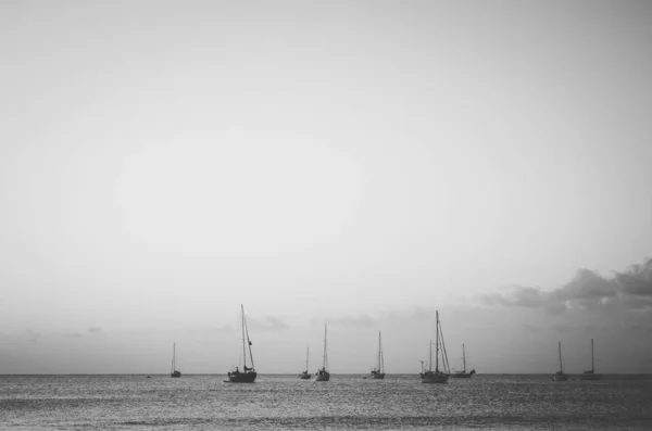 Bateaux mouillés et ciel dégagé à Hanalei Bay, Kauai, États-Unis — Photo