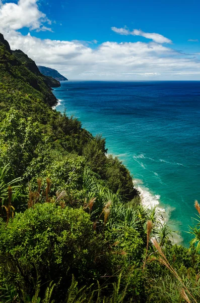 Impresionante vista de la costa desde Kalalau Trail en Kauai, EE.UU. — Foto de Stock