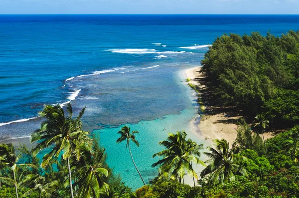 Uitzicht op de zee vanaf de Kalalau Trail in Kauai, VS — Stockfoto