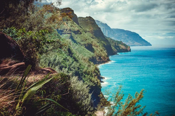 Vue imprenable sur la côte de la mer depuis le sentier Kalalau à Kauai, États-Unis — Photo