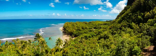 Vue panoramique sur la mer depuis le sentier Kalalau à Kauai, États-Unis — Photo