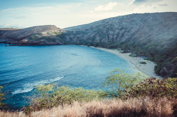 Vista completa de una playa de arena natural en Hawaii, EE.UU. — Foto de Stock