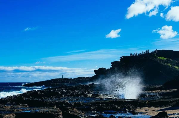 Fala ulega awarii w skalistym brzegu na Hawajach, USA — Zdjęcie stockowe
