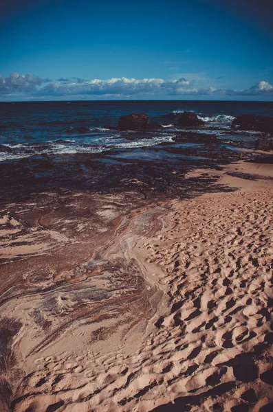 Sand, vulkanisk sten och vatten på Hawaii, USA — Stockfoto