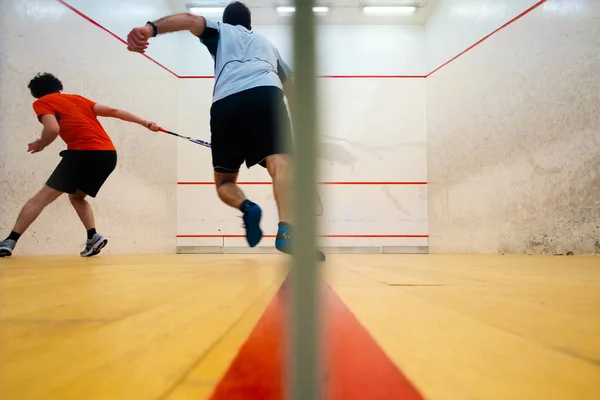 Mutilva, Navarra, İspanya'da squash oynayan iki arkadaş