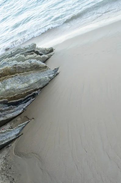 Entre de rocha, areia e água — Fotografia de Stock