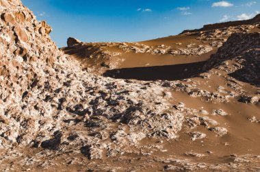 Atacama çölünde kayalık kum ulağı ve koyu kahverengi kum. Şili