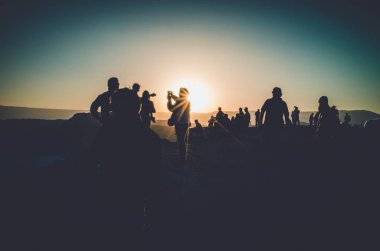 Atacama çölünde gün batımında Ay Vadisi tonları bakarak Turists, Şili.