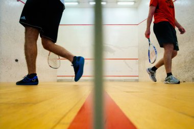 Mutilva, Navarra, İspanya'da squash oynayan iki arkadaş