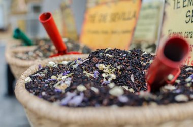 Farklı çay karışımları içinde üç küçük kürek