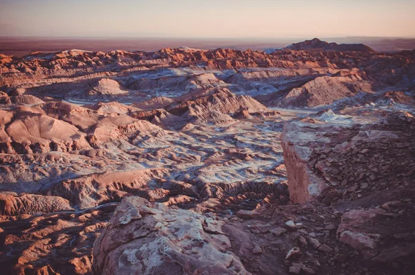 Atacama çölünde kaya ve tuz oluşumları, Şili