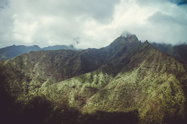 Vista aérea y aproximación al volcán Waialeale en Kauai, EE.UU. — Foto de Stock