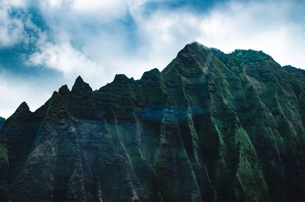 Kauai, Abd'deki ani ve yeşil Napali Sahili'nin havadan görünümü