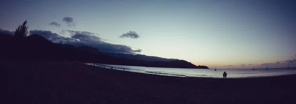 Kauai, Abd'de Hanalei körfezinin yuvarlak kıyısında gün batımı