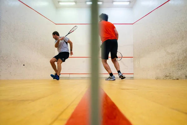 Mutilva, Navarra, İspanya'da squash oynayan iki arkadaş