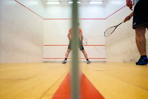 Dos amigos jugando squash en Mutilva, Navarra, España — Foto de Stock