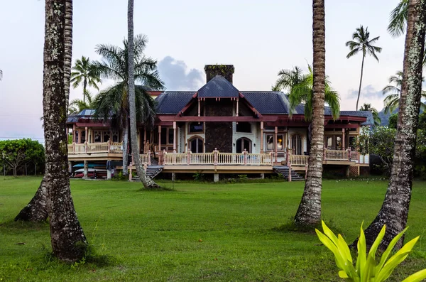 Antigua casa de condado con jardín en Kauai, Hawaii, EE.UU. — Foto de Stock