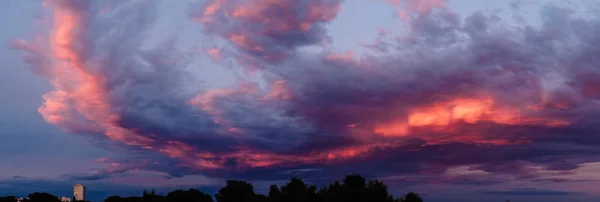 Inverkan på himlen panorama vid solnedgången — Stockfoto