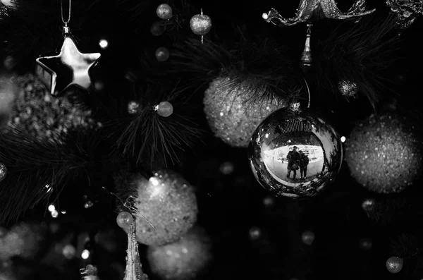 Bir çift ile Noel ağacı süsleri bir topa yansıyan