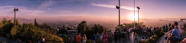 Многие Туристы Наслаждаются Красивым Закатом Серро Сан Кристобаль Сантьяго Чили Лицензионные Стоковые Фото