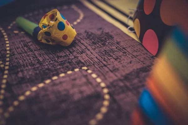 Sombreros y complementos de fiesta sobre cubierta de mesa amarilla y púrpura suave — Foto de Stock