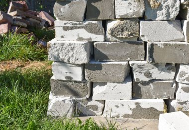 Bir inşaat sahasında yığın yığın beyaz bloklar.