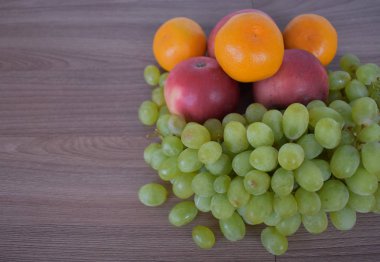 Yeşil üzüm, mandalina ve elma dokulu oyun tahtası.