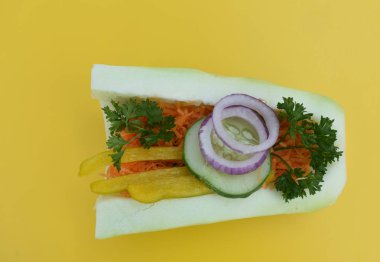 Sebze sarı zemin üzerine. Kabak havuç, biber ve soğan ve otlar ile.