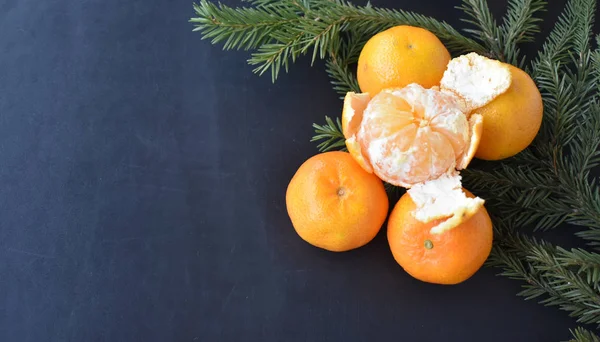 Orangefarbene Mandarinen Der Komposition Auf Schwarzem Hintergrund Nahaufnahme — Stockfoto