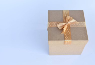 Beyaz arka plan üzerinde yay ile kutu