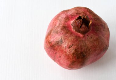 Kırmızı nar yakın çekim bir meyve.