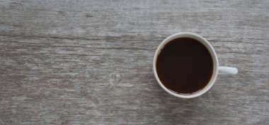 Beyaz Kupası ile dokulu gri kurulu.