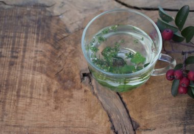 Cam fincan çay ve bir bahar dalı dokulu bir ahşap tahta kül